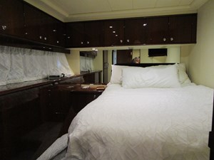 SHORE GIRL 38 Mid guest cabin outboard