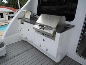 SHORE GIRL 29 Upper deck grill and sink 