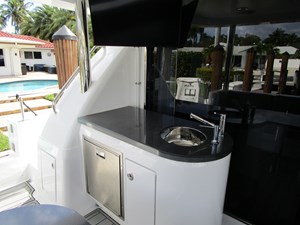 SHORE GIRL 65 Aft deck bar and TV 
