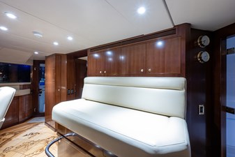 STARSHIP  37 Pilothouse Seating