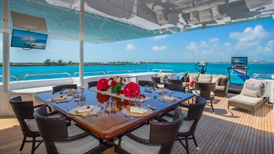 STARSHIP  45 Bridge Deck Dining