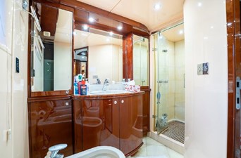 MAZ Majesty 68ft 13 Master ensuite