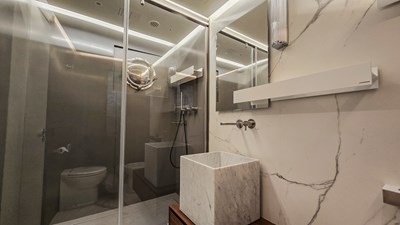 BLADE II 40 42 MMGI 44M Superyacht for Sale guest bathroom