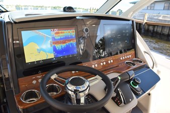 DIAMOND PEARL  9 Helm with tiltable wheel, wood dash panel with drink holders, glovebox to the right