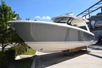 DIAMOND PEARL  26 No bottom paint, anchor through bow stem, solid windshield