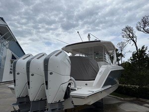 DIAMOND PEARL  27 Only 49 hours on Merc V10 400hp motors!