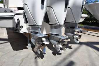 DIAMOND PEARL  29 XL engines with 4-blade stainless steel propellers