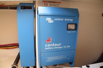 DIAMOND PEARL  33 Victron Energy Centaur battery charger 12v20amp for engine start batteries