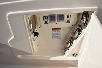 DIAMOND PEARL  35 Shore power connection, cable TV, and dockside water