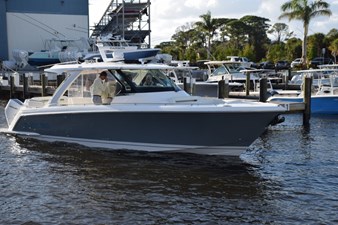 DIAMOND PEARL  37 Joystick and bow thruster give many options for tight quarters maneuvering