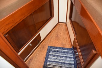 EAGLES NEST  25 Laminate wood sole. Cabinets and drawers below the V-berth