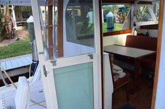 EAGLES NEST  36 Salon door can lower window with screen