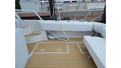 2009 Intrepid 430 Sport Yacht 12 