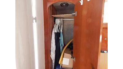 2009 Intrepid 430 Sport Yacht 28 