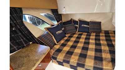 2009 Intrepid 430 Sport Yacht 39 