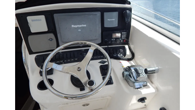 2005 Boston Whaler 305 Conquest  7 