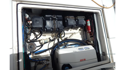 2005 Boston Whaler 305 Conquest  10 