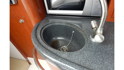 2005 Boston Whaler 305 Conquest  12 