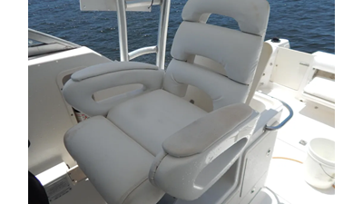 2005 Boston Whaler 305 Conquest  16 