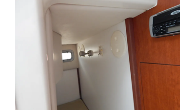 2005 Boston Whaler 305 Conquest  21 