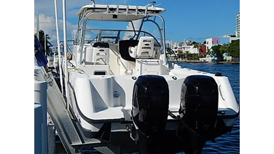 2005 Boston Whaler 305 Conquest  25 