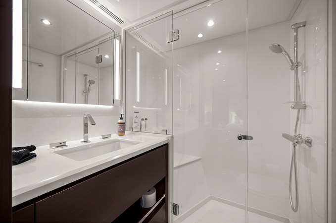 Starboard Guest En-Suite Head