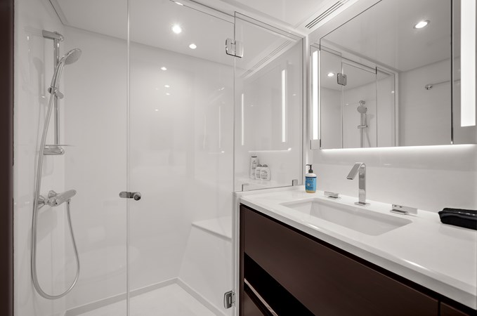 Starboard Guest En-Suite Head