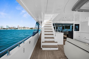 LA-LA-LA 23 Stairs to Bridge Deck