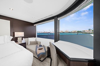 LA-LA-LA 47 On-Desk Master Staterroom