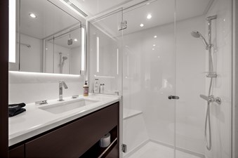 LA-LA-LA 70 Starboard Guest En-Suite Head