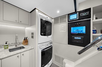 LA-LA-LA 107 Crew Quarters