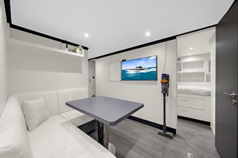 LA-LA-LA 110 Crew Quarters