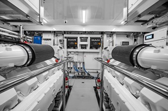 LA-LA-LA 124 Engine Room