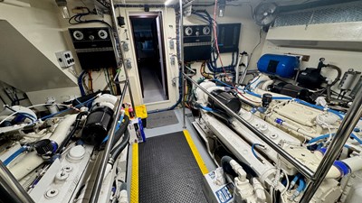 TOP GUN 29 Engine room 2