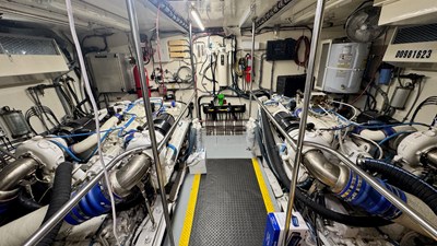 TOP GUN 28 Engine room 1