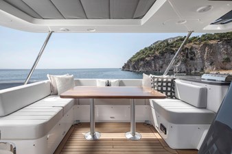 Sirena 60 9 Flybridge lounge & dining area