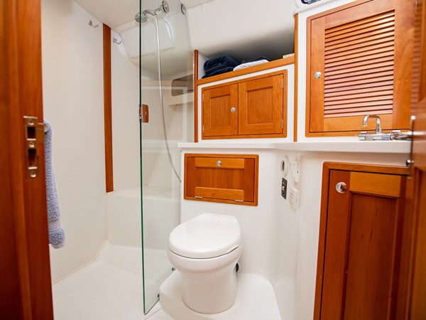 MJM 53z, Guest Head and Shower