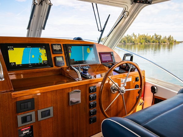 MJM 53z, Helm Station