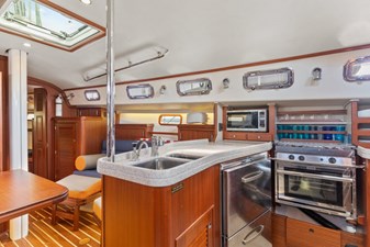 RESOLUTE 9 Galley & salon