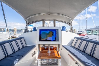 RESOLUTE 27 Cockpit Fwd