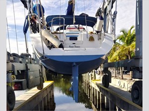 40' Beneteau 1999 Center Cockpit 75 