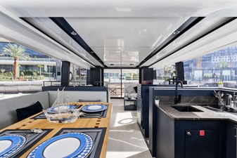 AL SULTAN 30 Main deck dining area