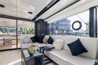AL SULTAN 32 Main deck lounge