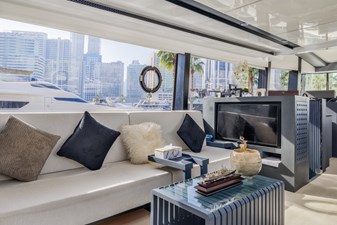 AL SULTAN 33 Main deck lounge