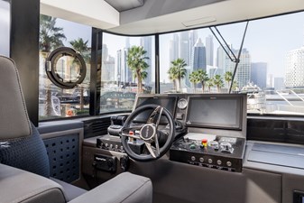 AL SULTAN 35 Helm station