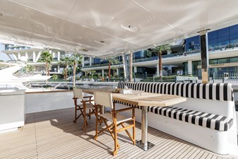 AL SULTAN 9 Main deck aft dining area