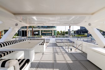 AL SULTAN 21 Flybridge dining area