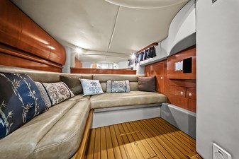 VOODOO KREWE 32 Mid guest cabin