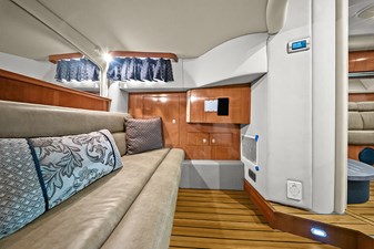 VOODOO KREWE 33 Mid guest cabin convertible seat