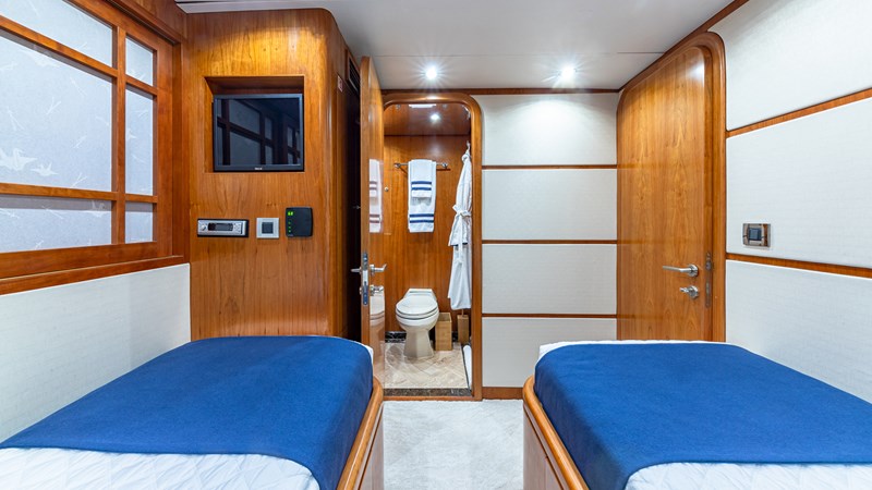 Stbd guest cabin looking aft 